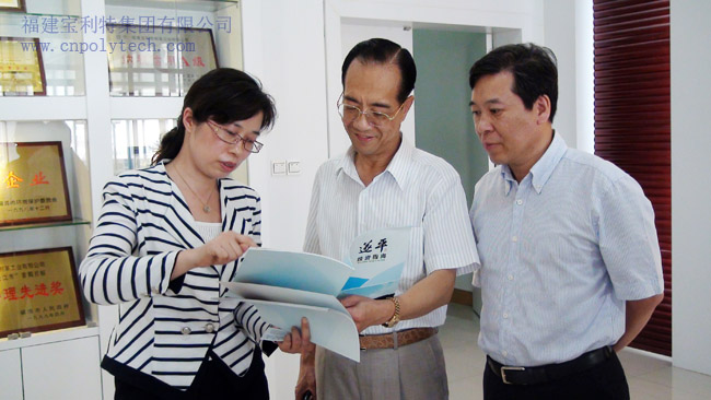 河南省遂平縣委副書(shū)記、縣長(zhǎng)何冬向陳炳琪董事長(zhǎng)介紹遂平投資環(huán)境